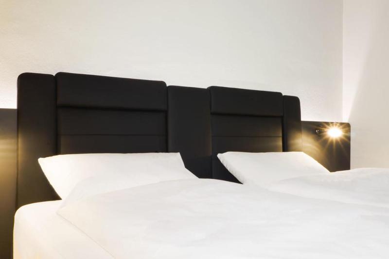 V8 Hotel Koeln At Motorworld Екстериор снимка