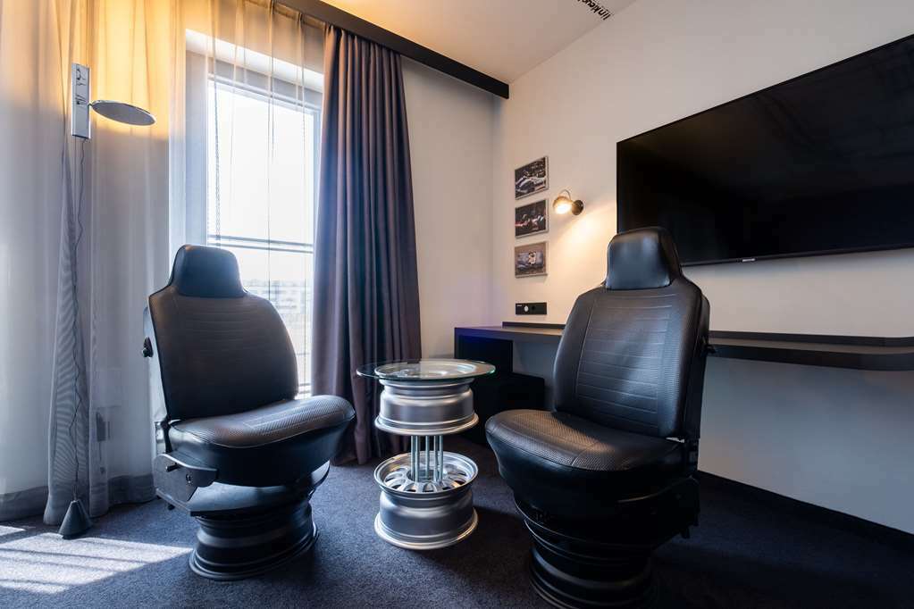 V8 Hotel Koeln At Motorworld Стая снимка