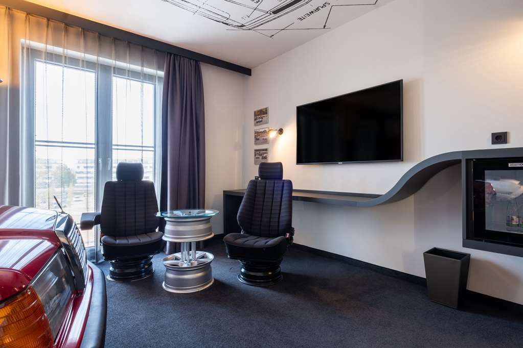 V8 Hotel Koeln At Motorworld Стая снимка
